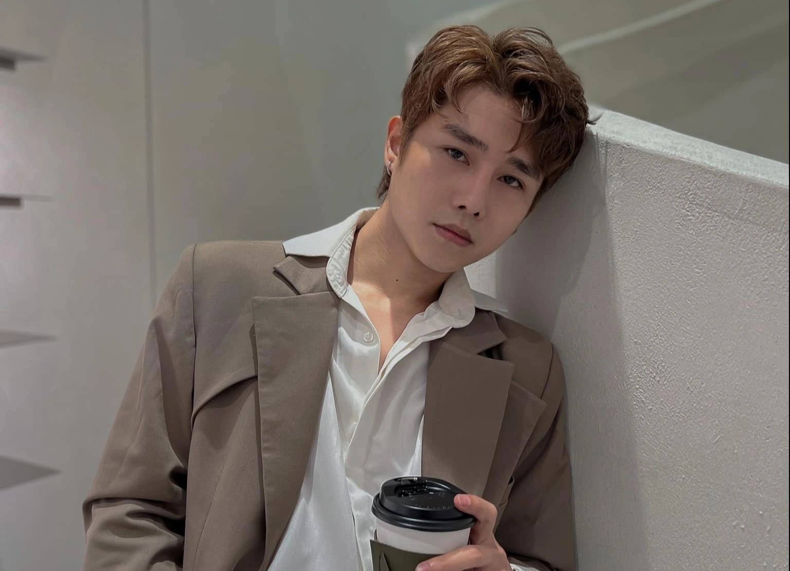 Ben tren tang lau anh 1