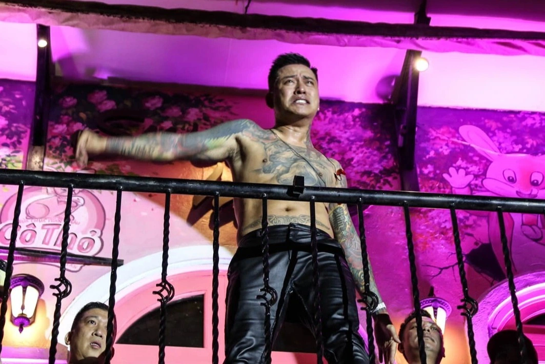 Tuan Hung khoc khi duoc dien tro lai, hang xom khong thay qua phien hinh anh