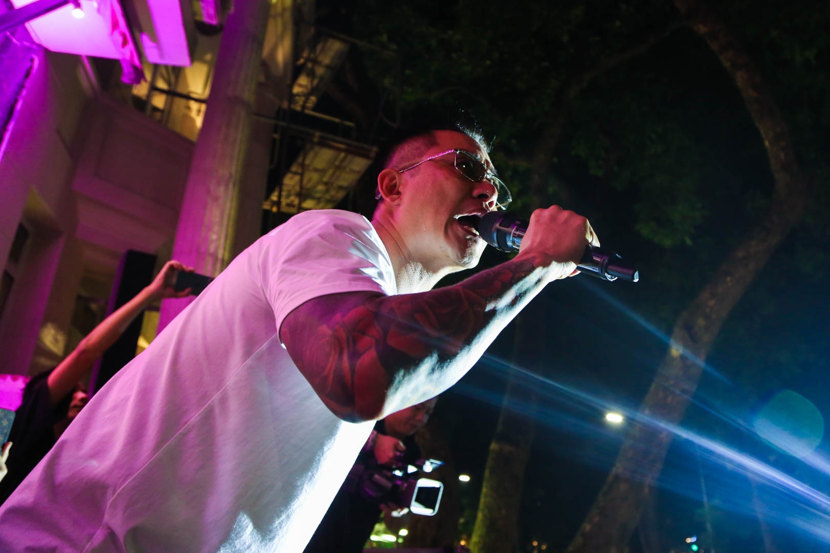 Tuan Hung o ban cong anh 1