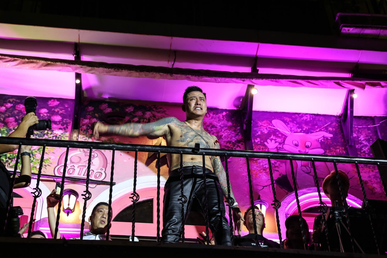 Tuan Hung o ban cong anh 9