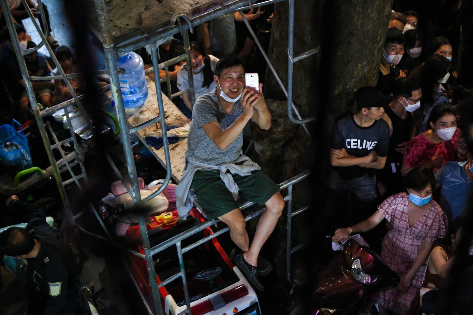 Tuan Hung o ban cong anh 7