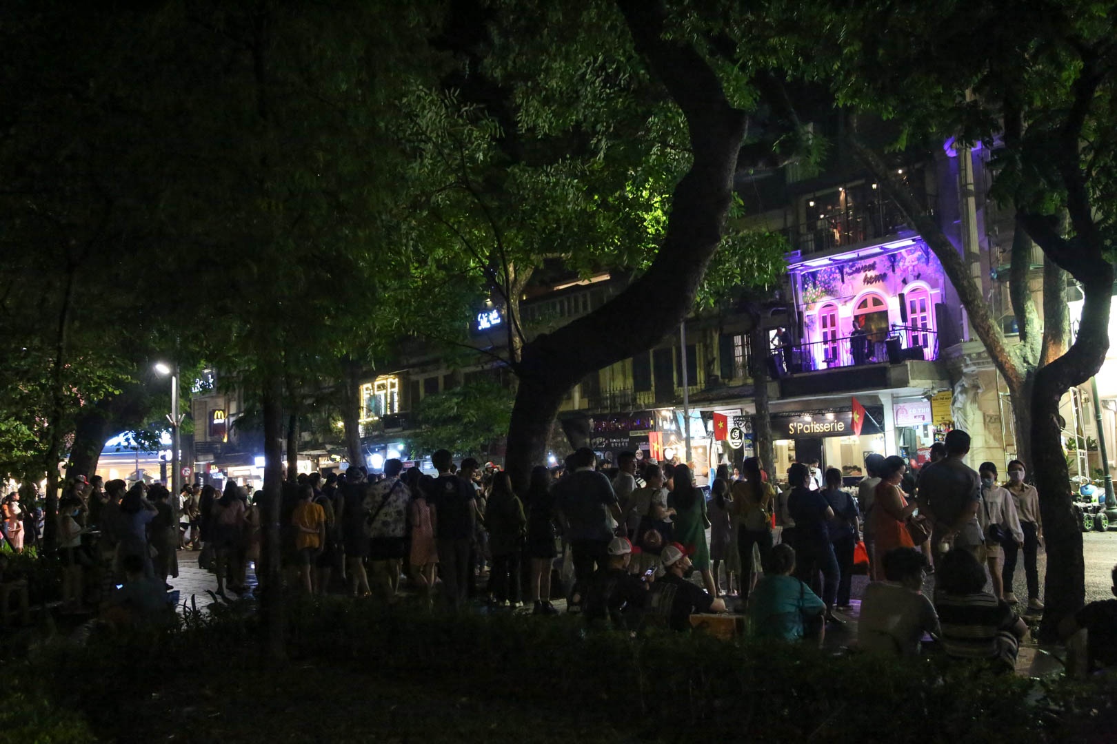 Tuan Hung o ban cong anh 10