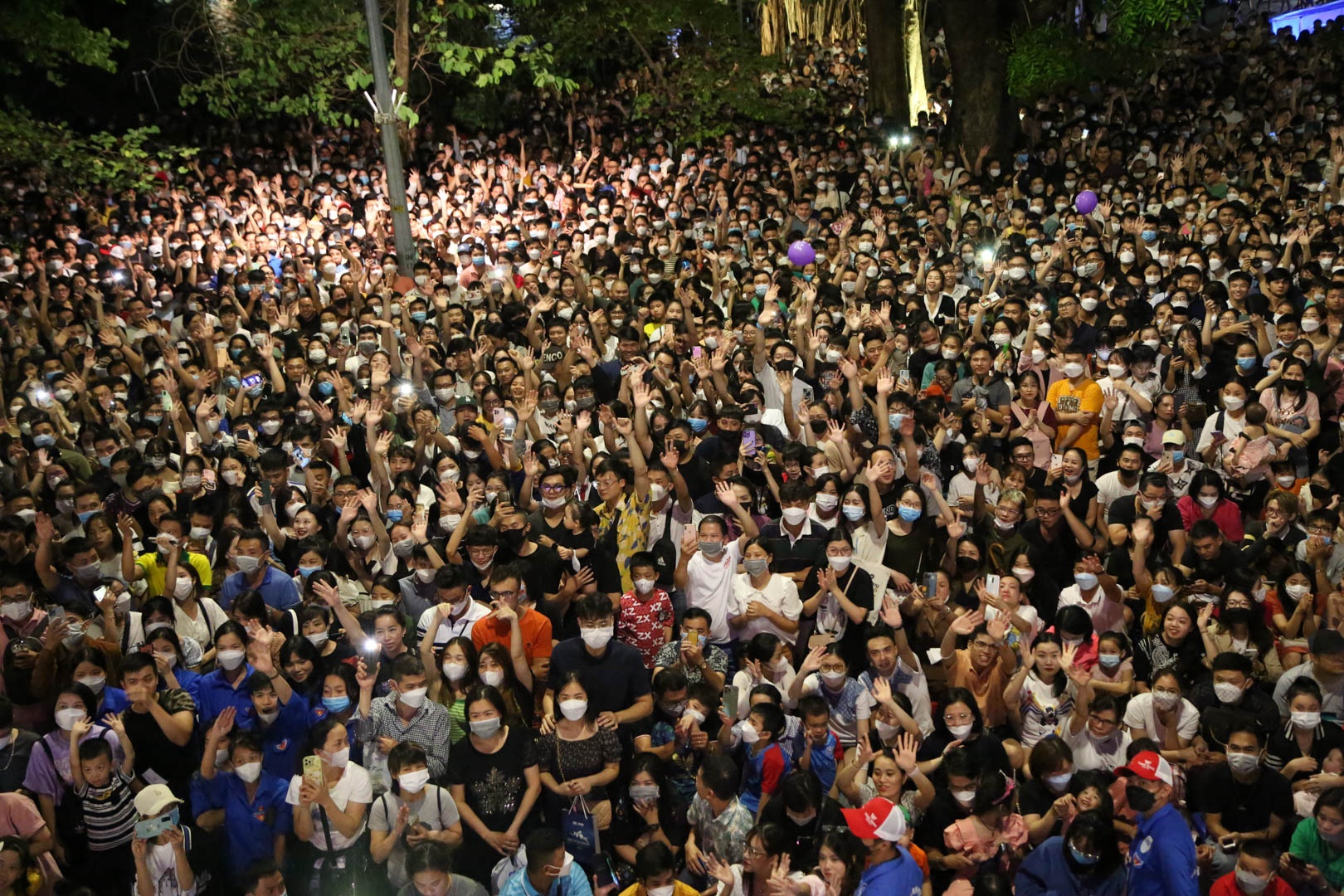 Tuan Hung o ban cong anh 3