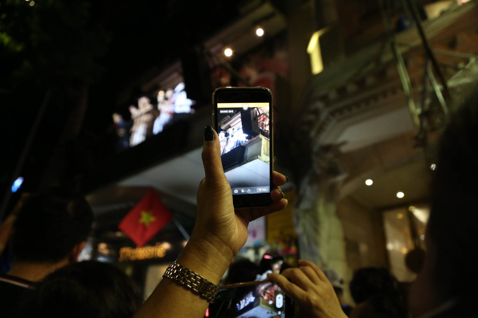 Tuan Hung o ban cong anh 5