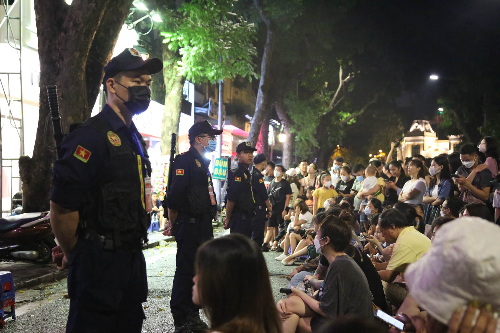 Tuan Hung o ban cong anh 4