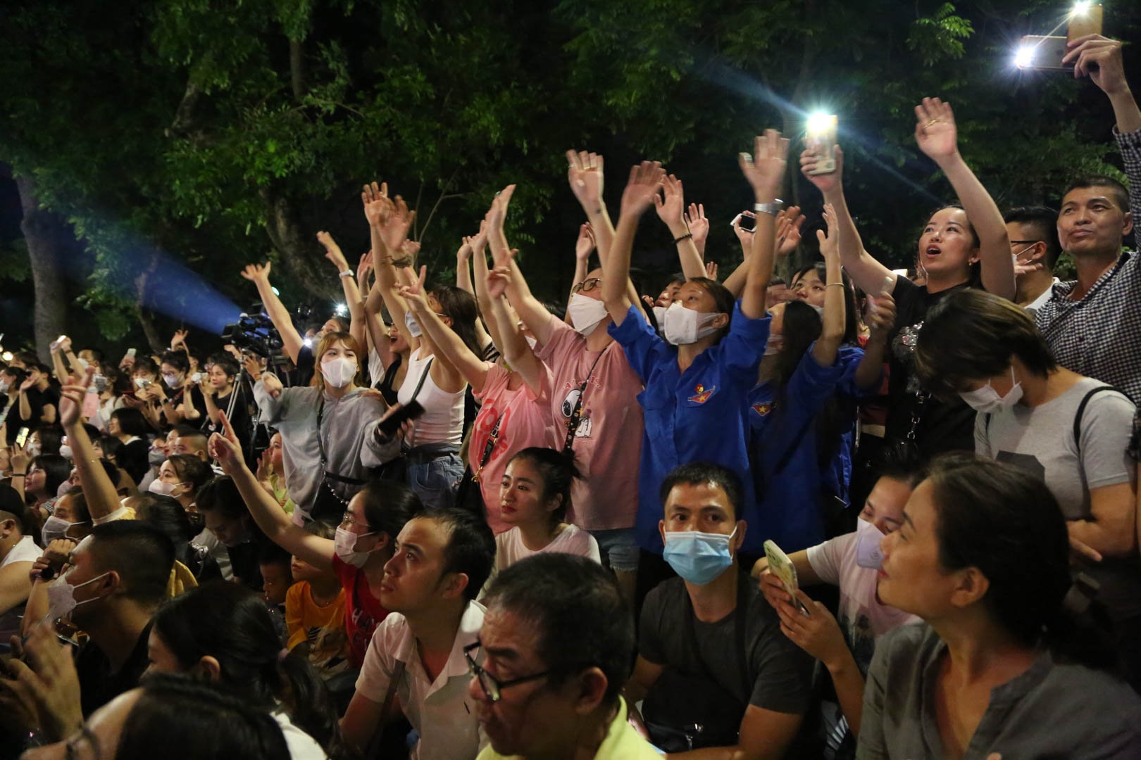 Tuan Hung o ban cong anh 2