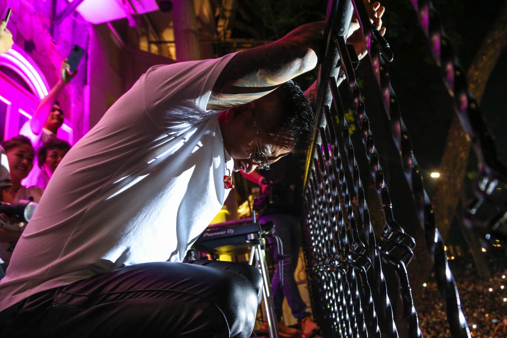 Tuan Hung o ban cong anh 8