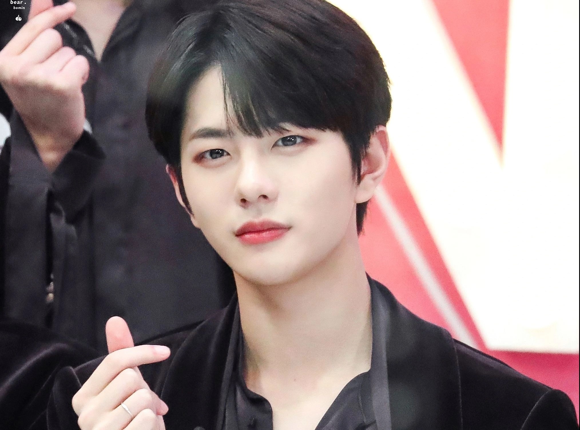 Nam ca si Han Quoc bi gay xuong mat hinh anh