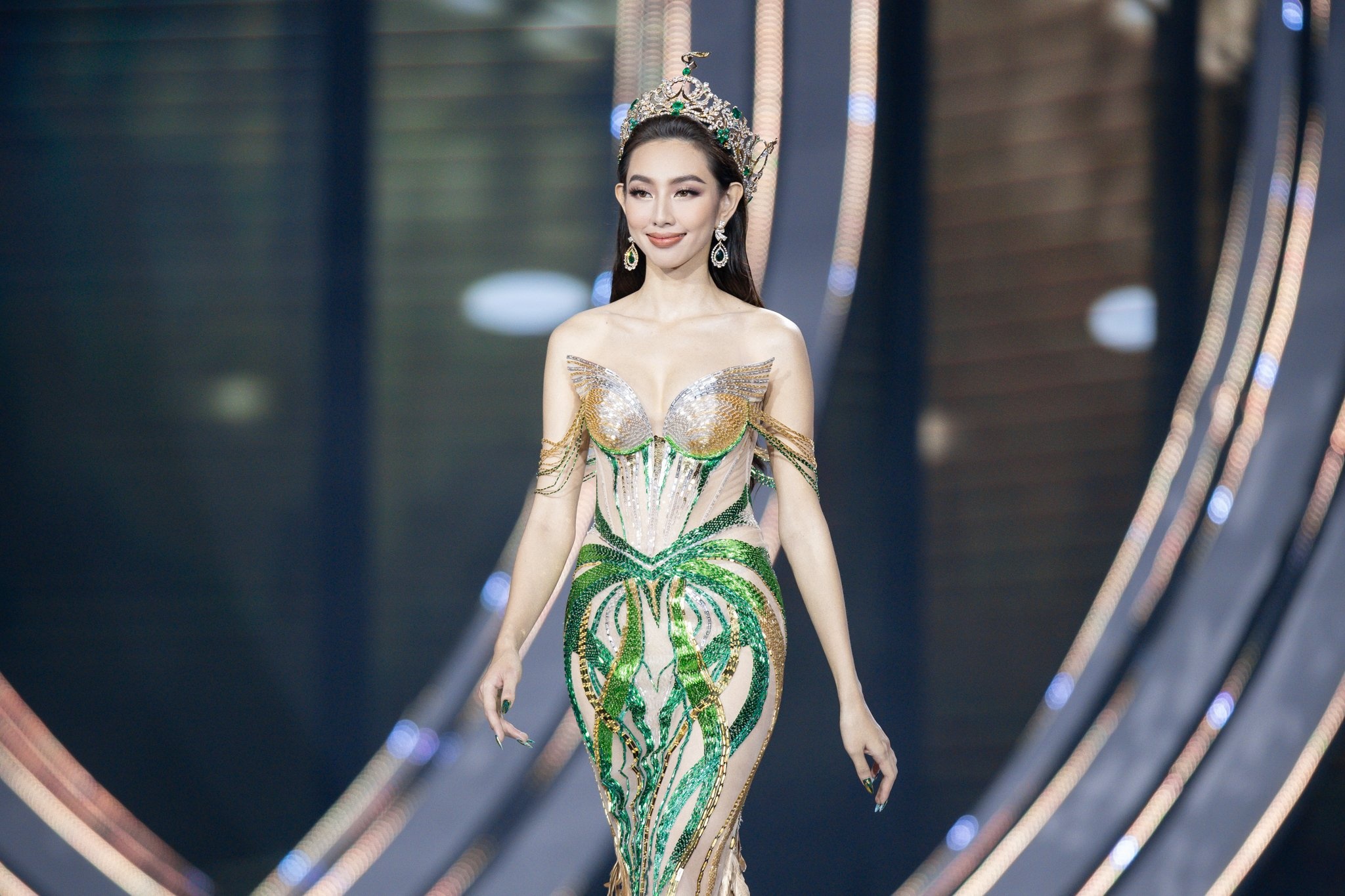 Hoa hau Thuy Tien anh 1