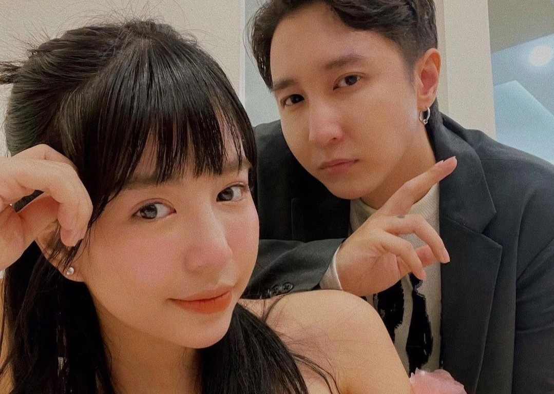 Hot girl Man Tien va thanh vien nhom Monstar lam le an hoi hinh anh