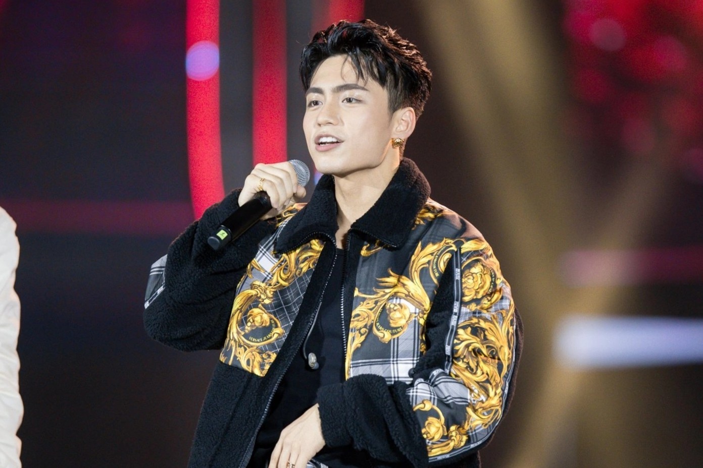 MONO duoc khan gia nha thi dau co vu hinh anh