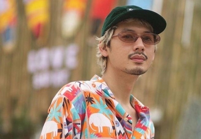 Dien vien Thai Lan bi chi trich vi cao buoc yeu cung luc 4 nguoi hinh anh