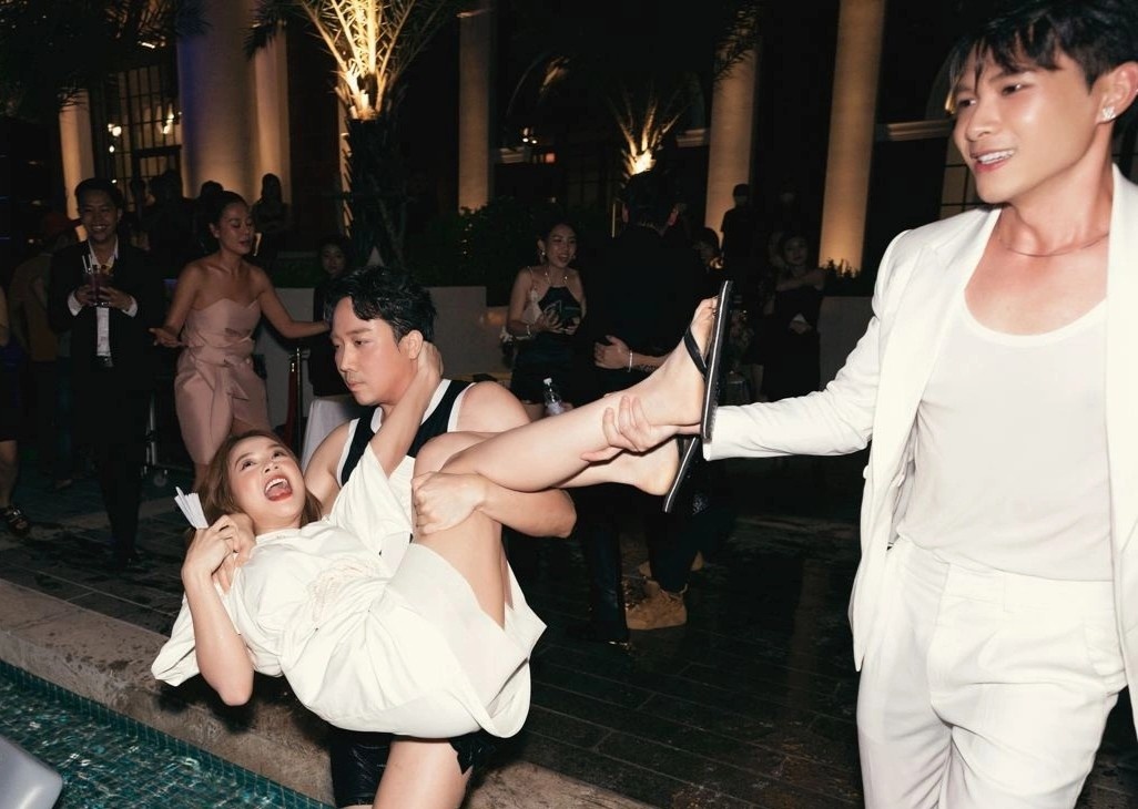 Dan sao vui thau dem, xo nhau xuong be boi o tiec cuoi Dieu Nhi hinh anh