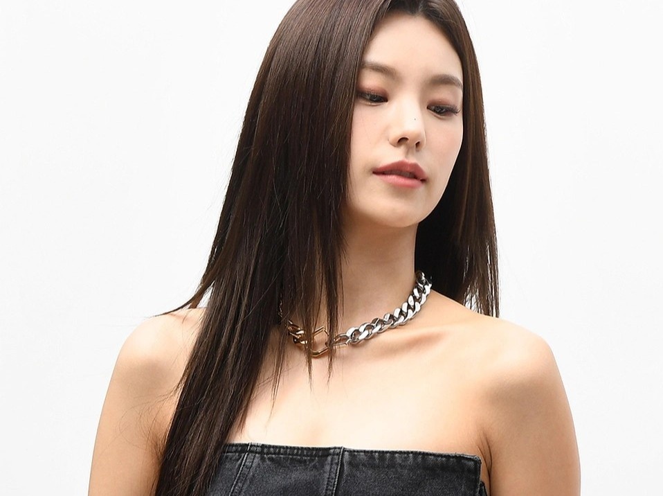 Nu than tuong lien tuc chinh vay o su kien hinh anh