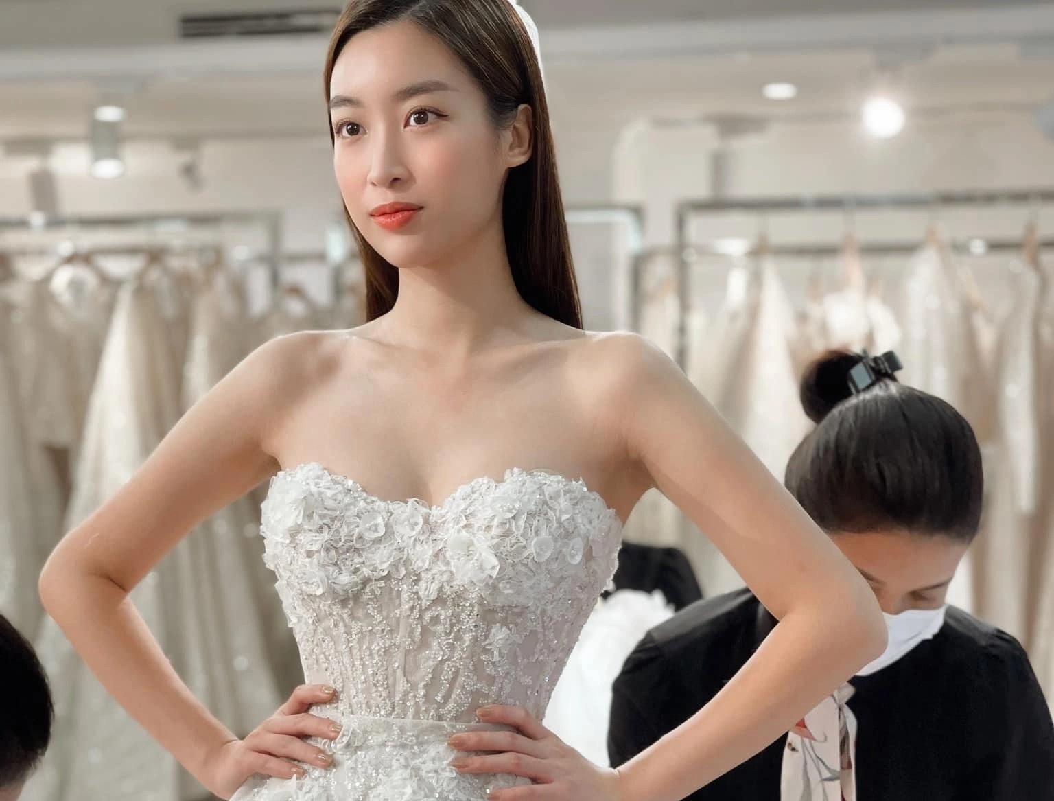 Hoa hau Do My Linh thu vay cuoi hinh anh