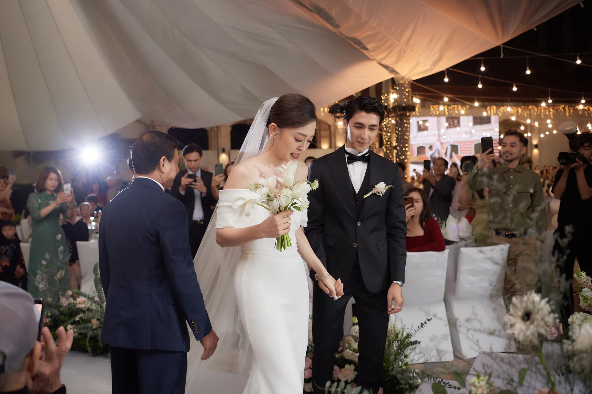 Phuong Nga cuoi anh 1