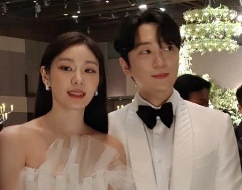 Canh doi lap o hai dam cuoi cua Kim Yuna va Yoon Jin Yi hinh anh
