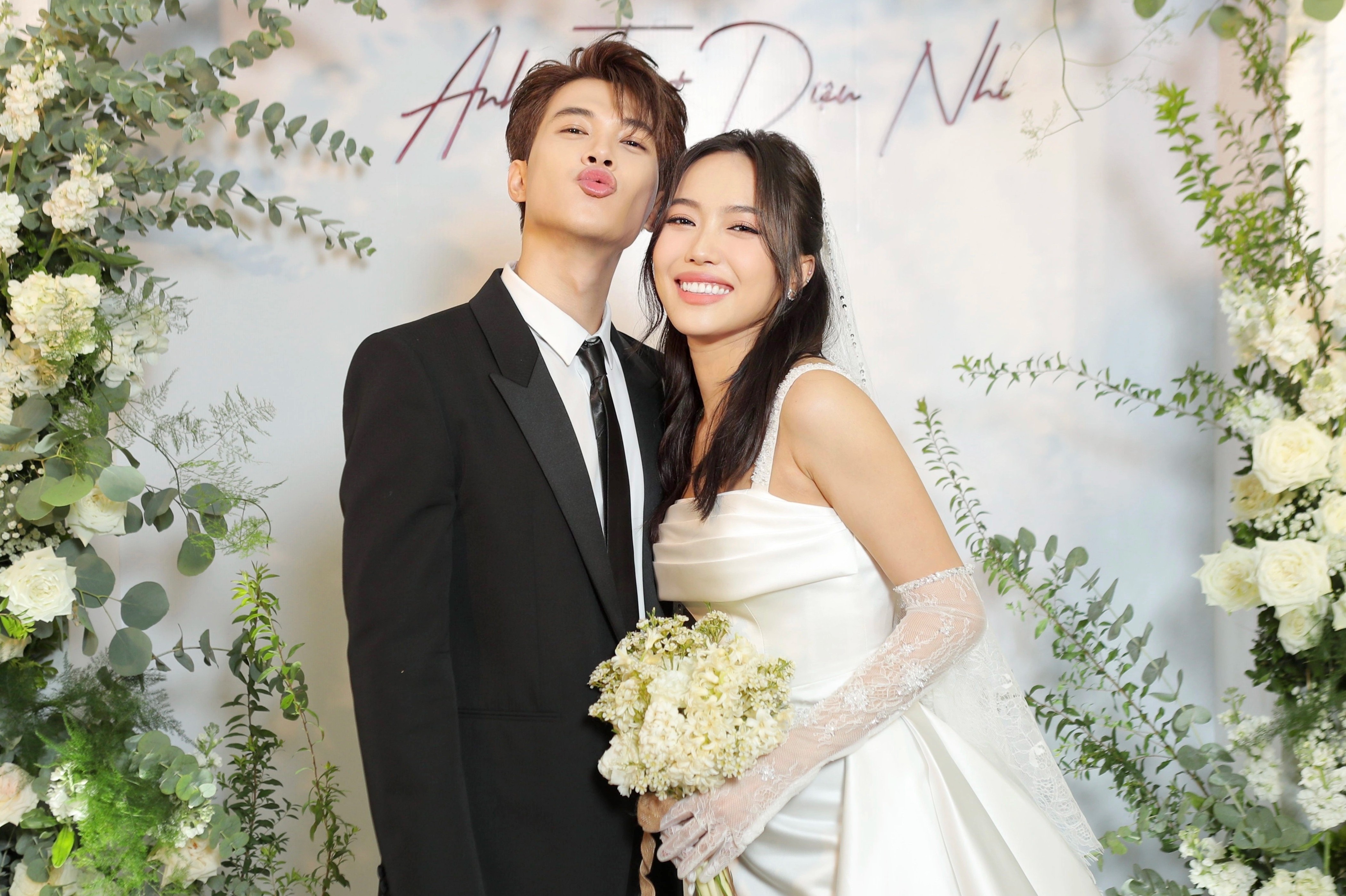 Anh Tu, Dieu Nhi to chuc tiec cuoi tai Ha Noi hinh anh