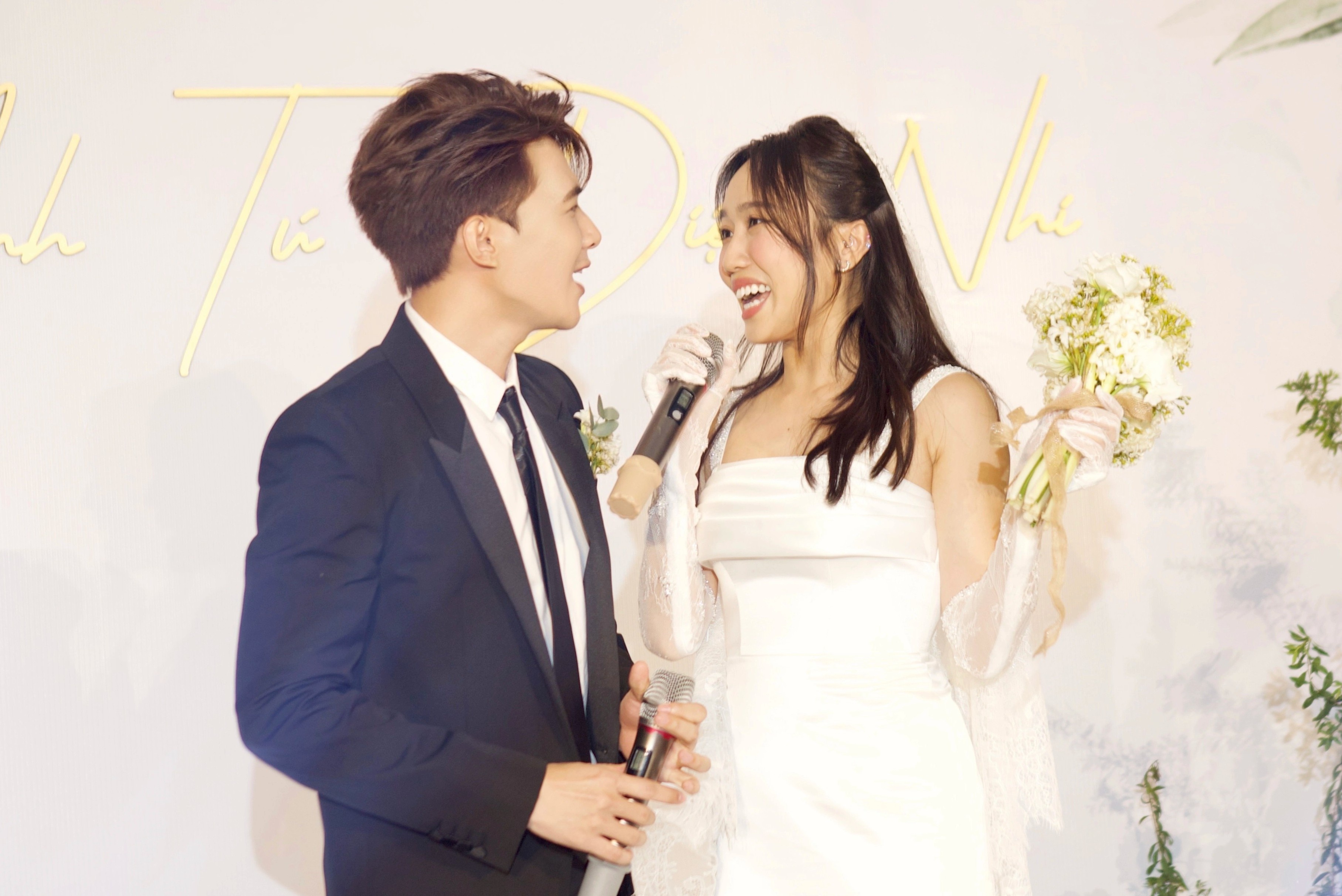 Anh Tu va Dieu Nhi song ca trong tiec cuoi o Ha Noi hinh anh