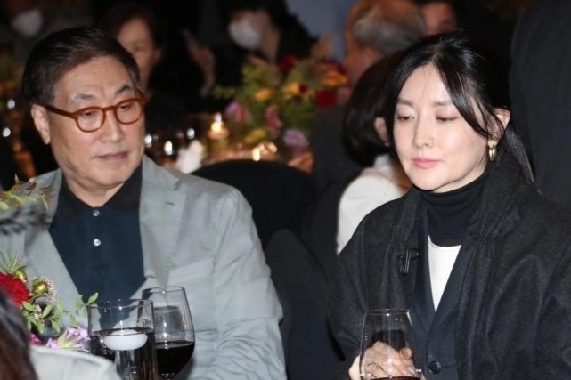 Lee Young Ae lan hiem hoi du su kien cung chong hon 20 tuoi hinh anh