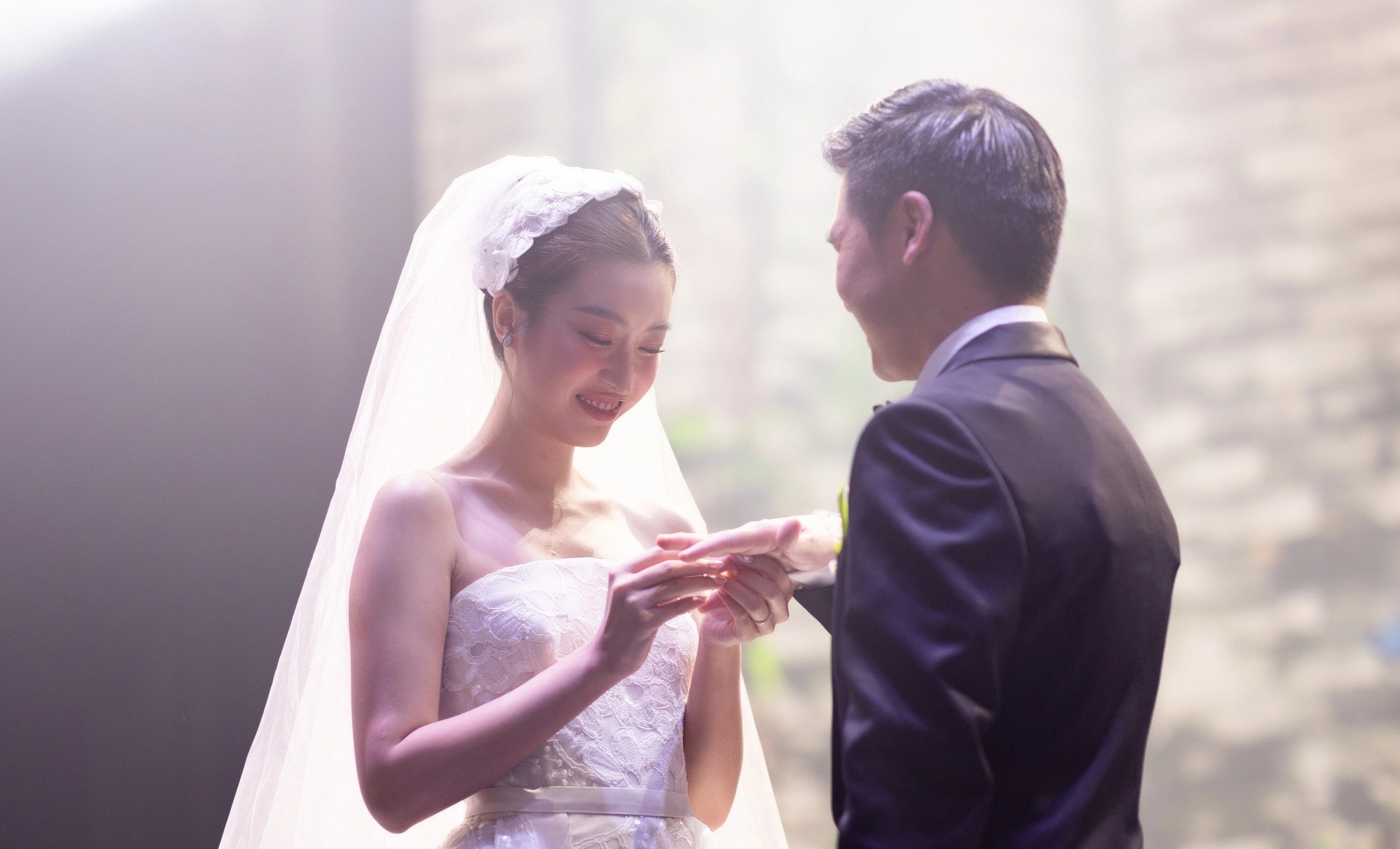 Do Vinh Quang nguong khi bay to tinh cam voi Do My Linh tren le duong hinh anh