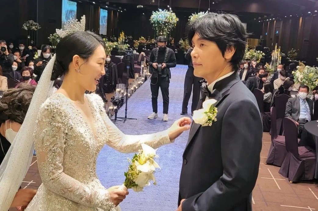 Hon le cua dien vien 'Tinh duc la chuyen nho' va vo kem 24 tuoi hinh anh