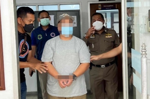 Tro ly dao dien Thai Lan bi bat vi cao buoc quay roi be trai 15 tuoi hinh anh