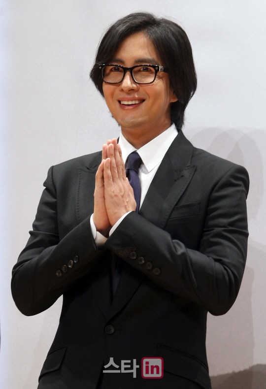 Bae Yong Joon giai nghe anh 1