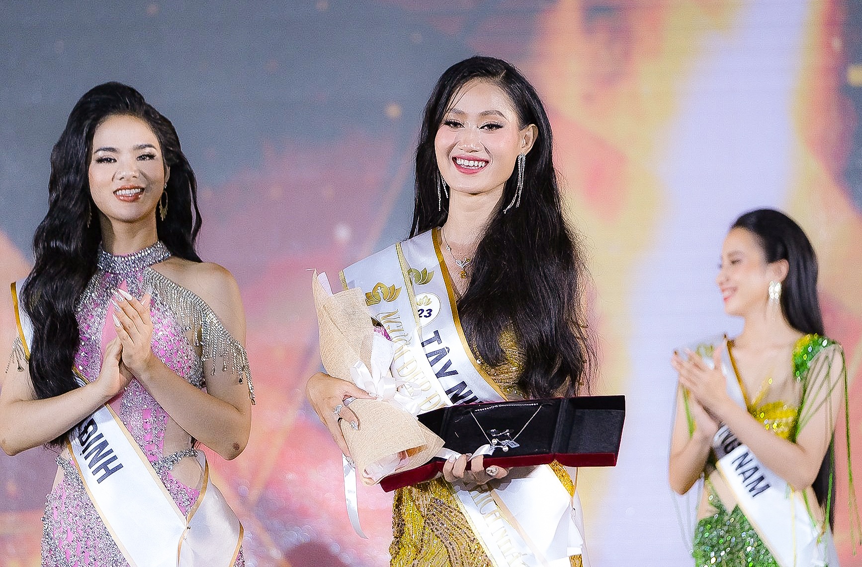 Hoa hau Du lich anh 8