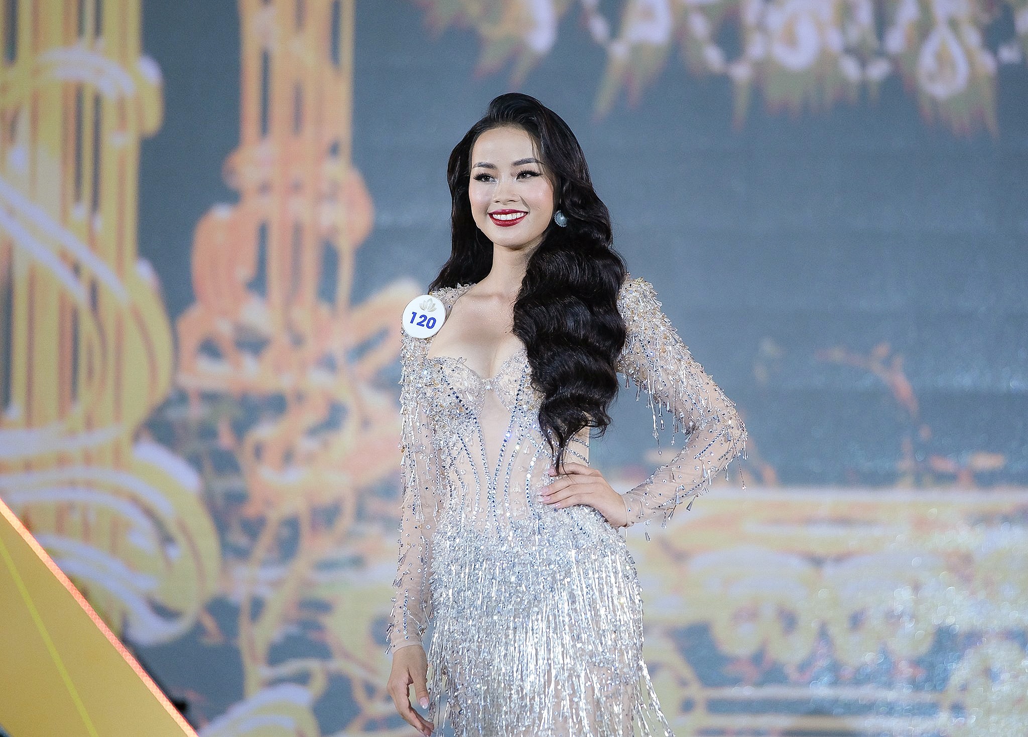 Hoa hau Du lich anh 16