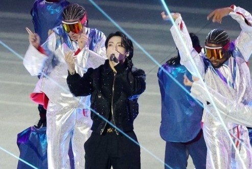 Hinh anh em ut BTS bung no o le khai mac World Cup 2022 hinh anh