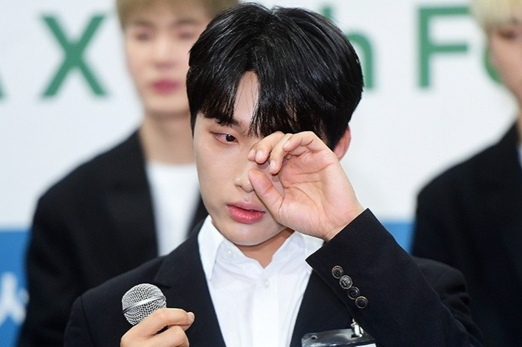 Mat toi sau anh hao quang cua nganh giai tri Han Quoc hinh anh