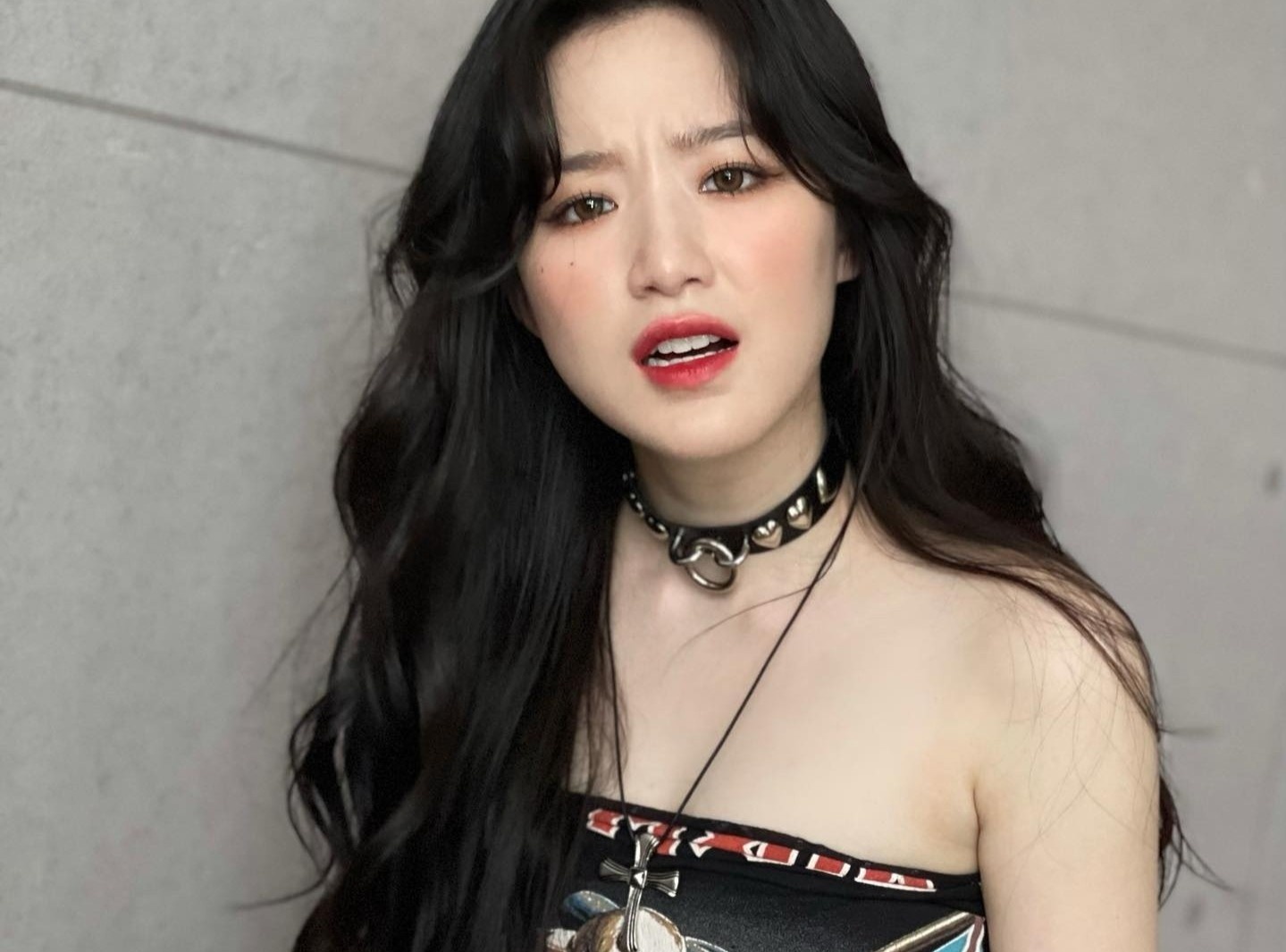 Nu ca si lien tuc gay tranh cai hinh anh