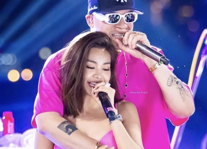 A hau Engfa Waraha nhay phan cam voi ca si nam hinh anh