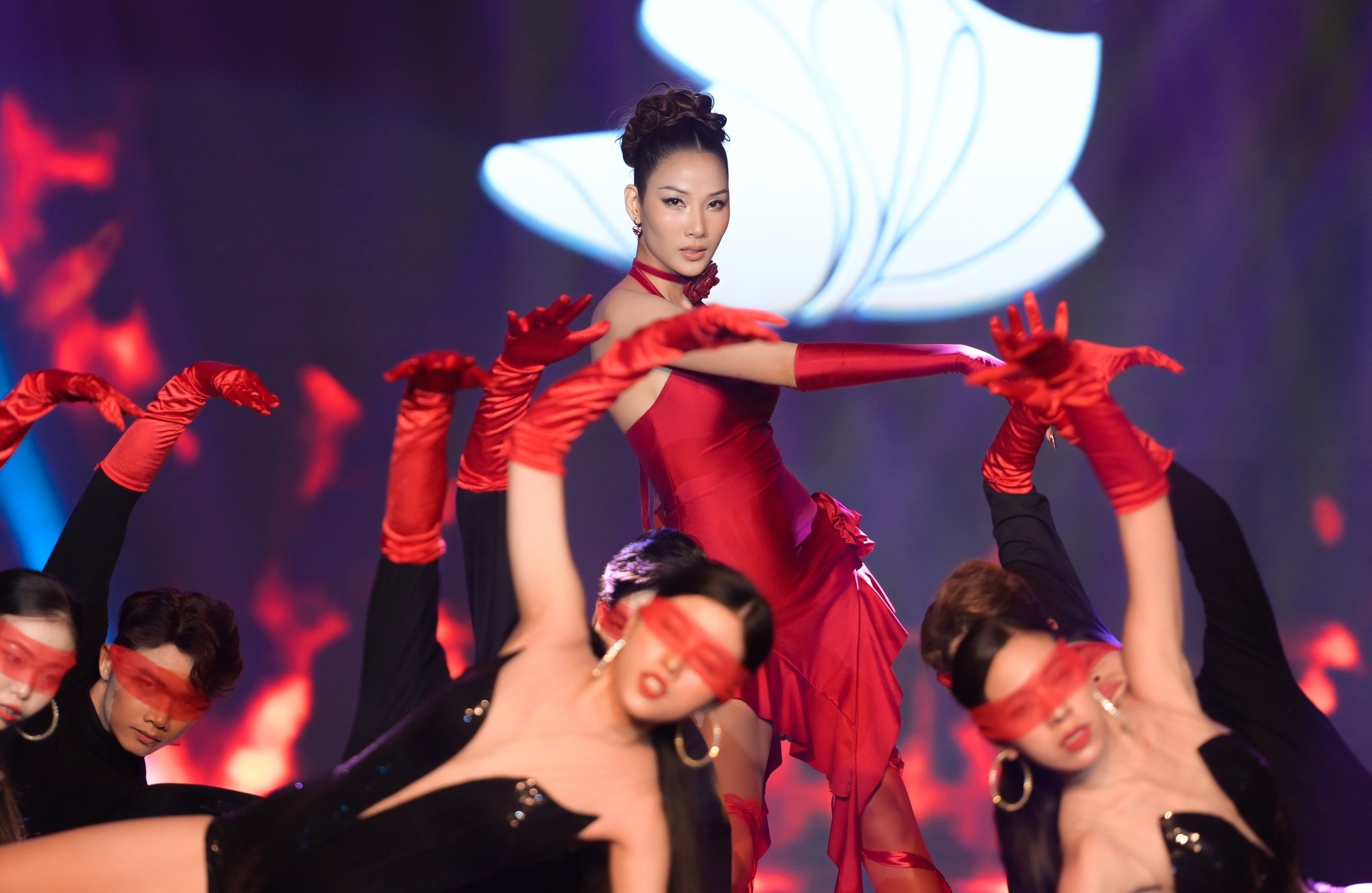 Hoàng Thùy đi hát ảnh 1 Hoang Thuy di hat anh 1