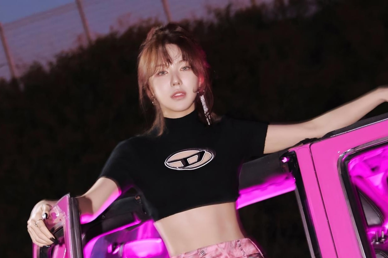 Nu ca si gay chu y voi vong eo san chac hinh anh