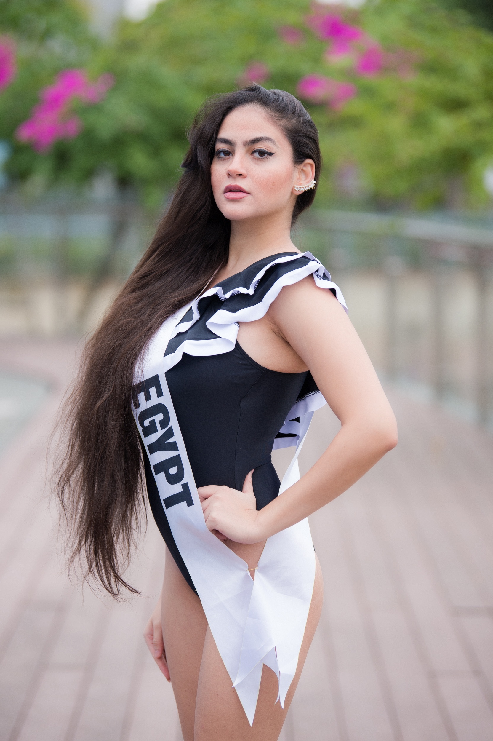 Hoa hau Du lich anh 16