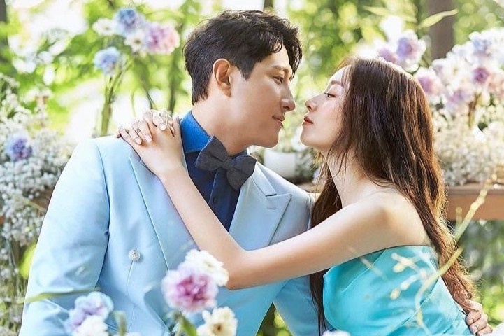 Anh cuoi cua Ji Yeon (T-ara) va cau thu bong chay hinh anh