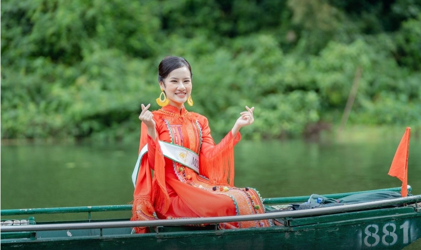 Hoa hau Du lich anh 4