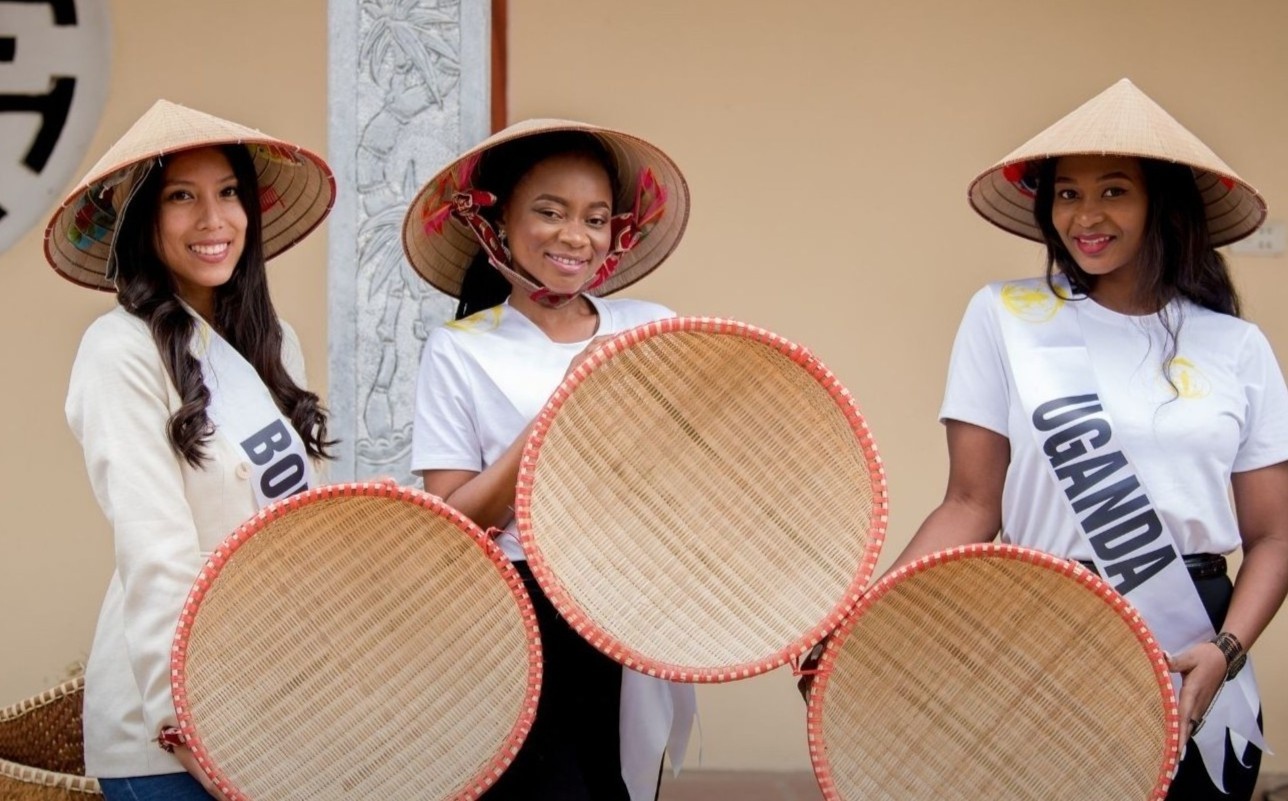 Hanh trinh kham pha Viet Nam cua dan Hoa hau Du lich The gioi hinh anh