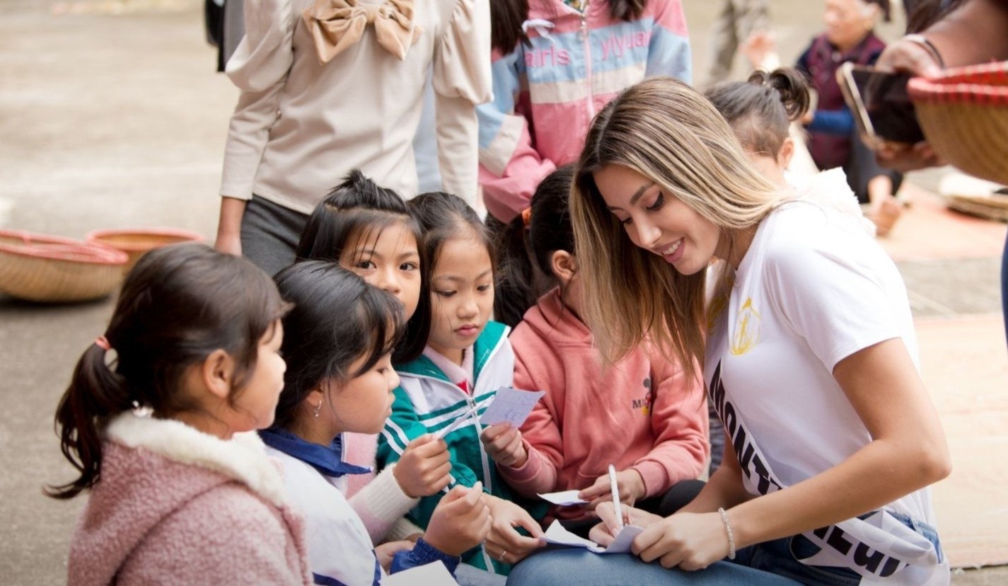 Hoa hau Du lich anh 4