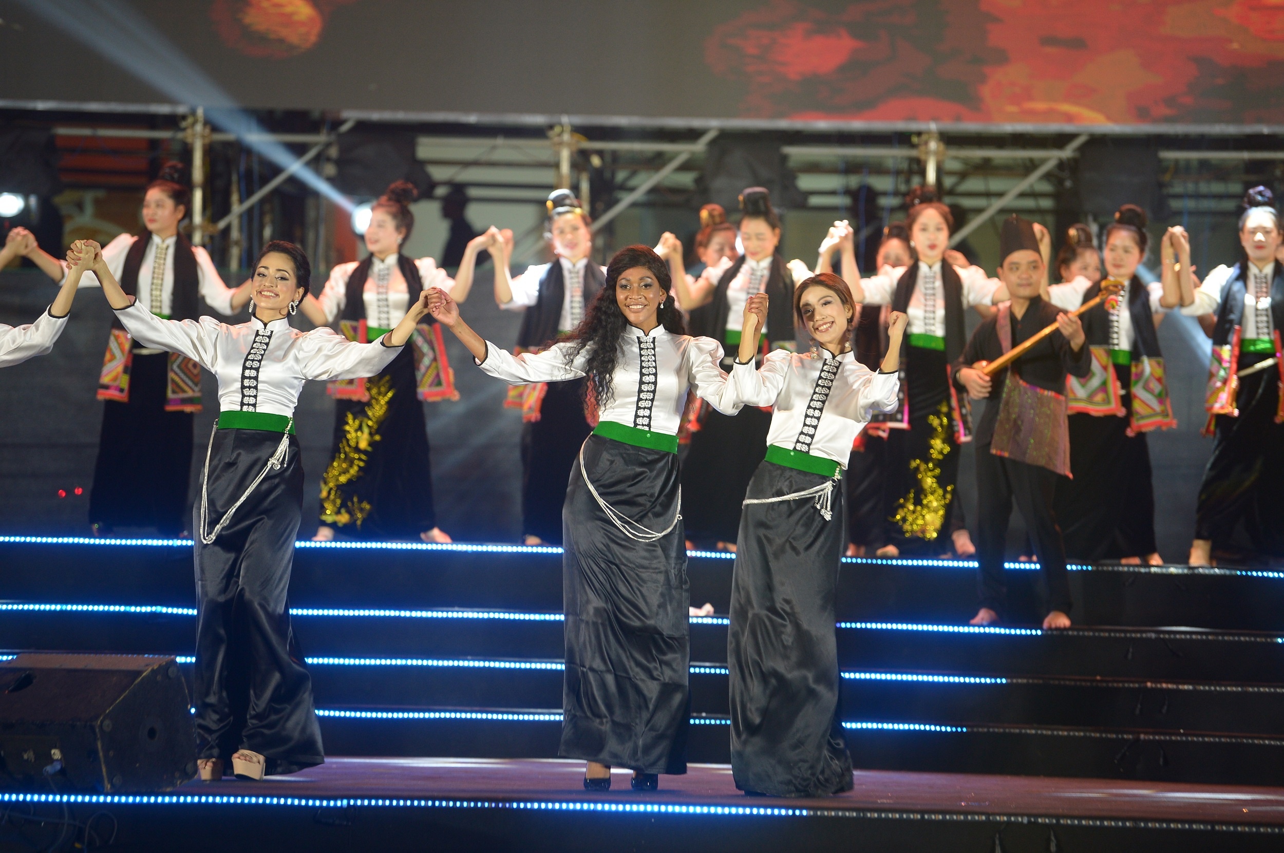 Hoa hau Du lich anh 6