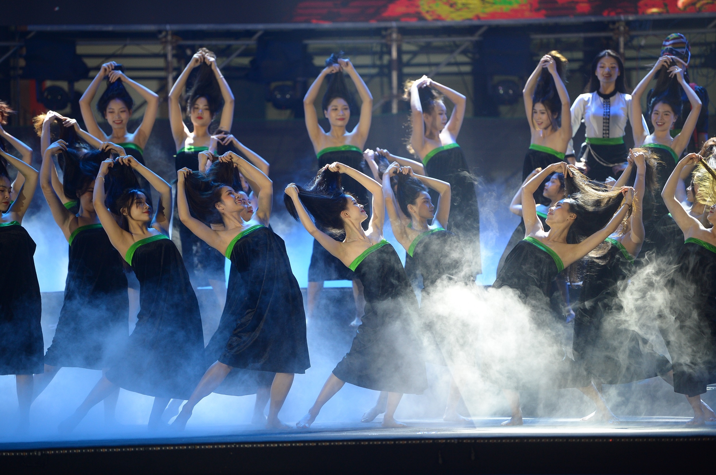 Hoa hau Du lich anh 7