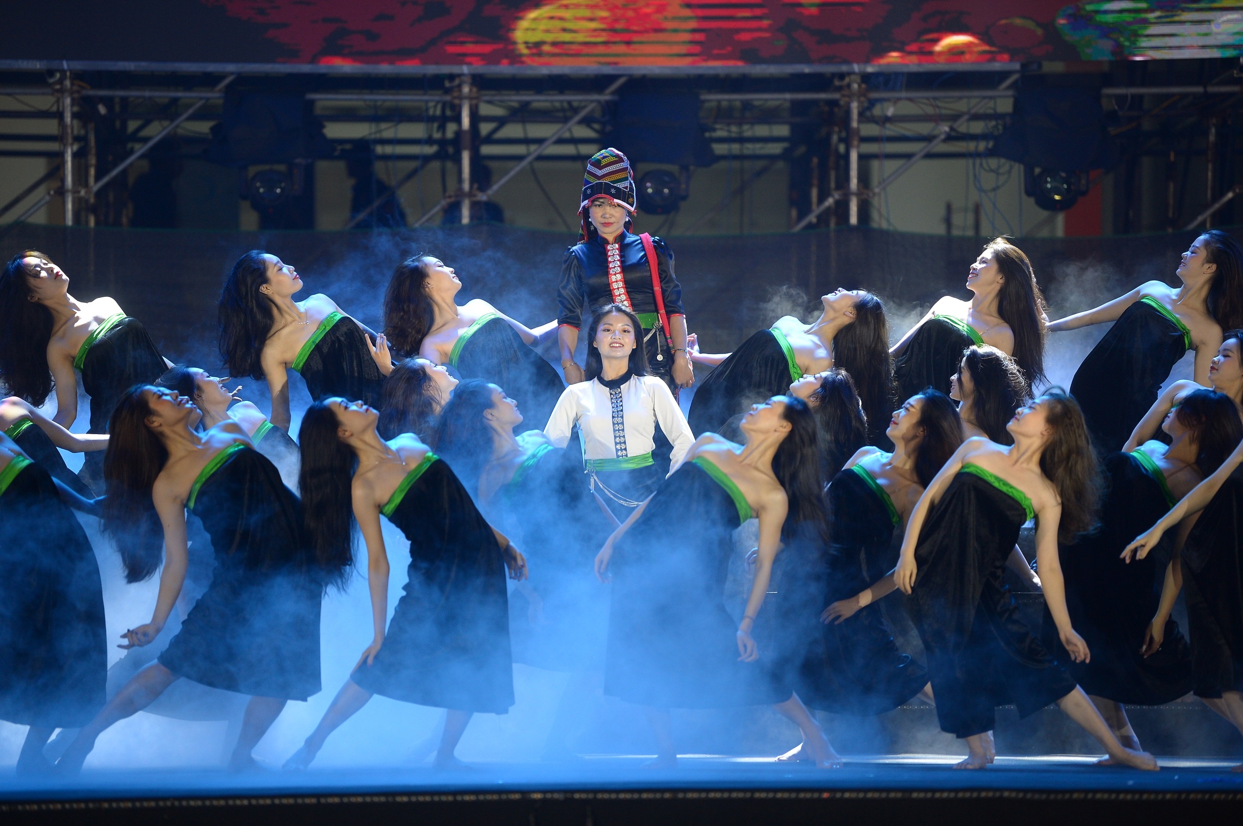 Hoa hau Du lich anh 8