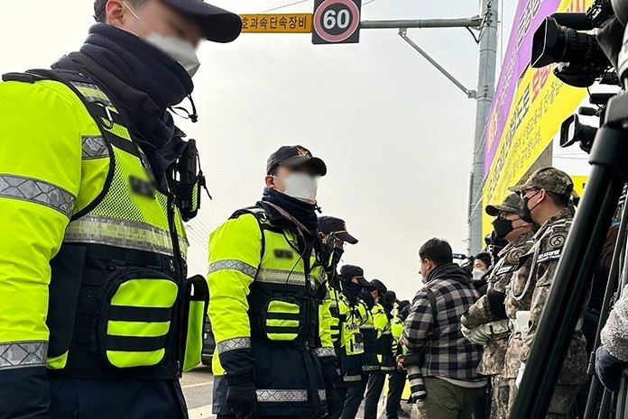 Hang tram canh sat duoc huy dong tai noi Jin (BTS) nhap ngu hinh anh