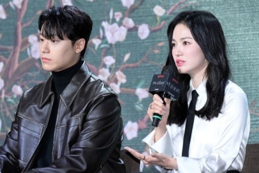 Song Hye Kyo ben ban dien kem 14 tuoi hinh anh