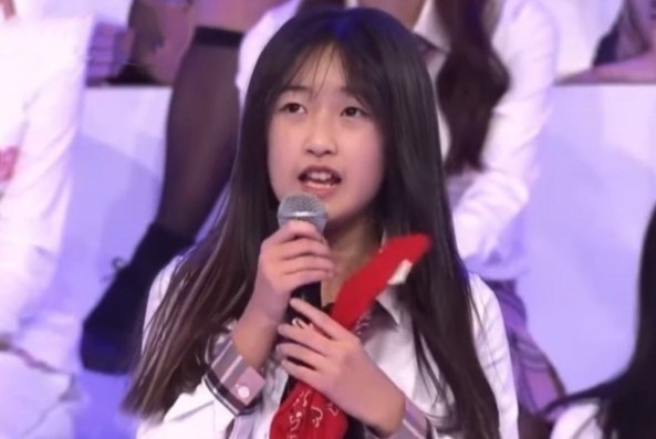 Tranh luan viec nu ca si ra mat khi moi 11 tuoi hinh anh