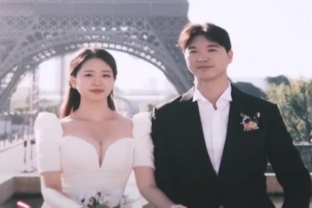 Le cuoi dien vien Park Soo Hong va vo kem 23 tuoi hinh anh