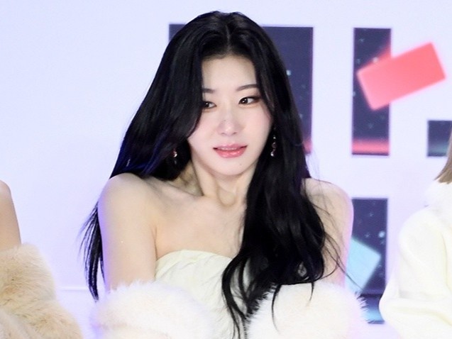 Nu ca si co rum nguoi vi mac ho giua thoi tiet am 9 do C hinh anh