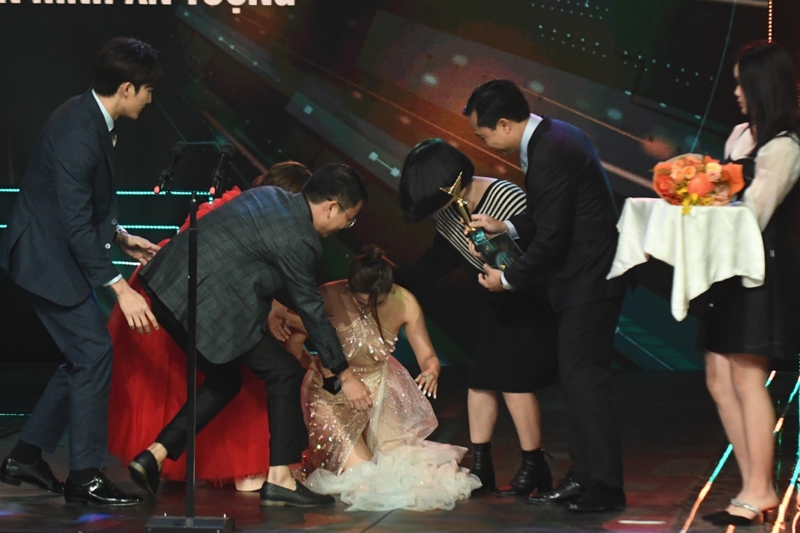 Huyen Lizzie phan tran ve su co nga tren san khau VTV Awards hinh anh